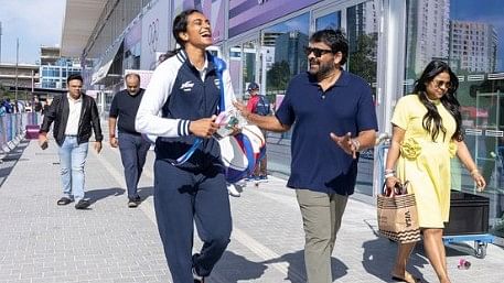 <div class="paragraphs"><p>P V SIndhu (L) with Chiranjeevi.</p></div>